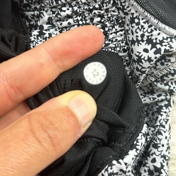 Lululemon Hotty Hot Short II *2.5" Ditsy Daisy White Black / Black - Picture 4 of 7